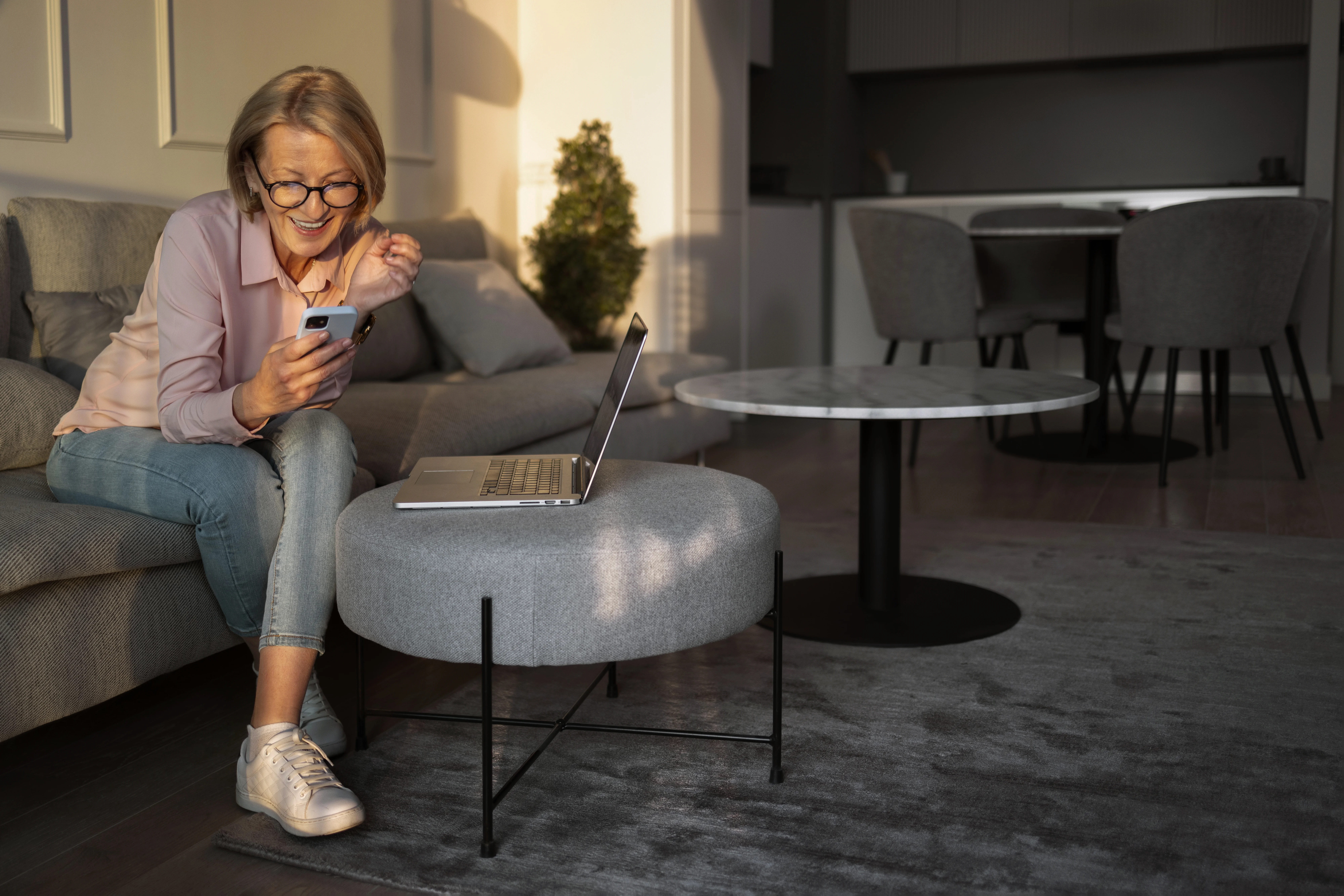 Mujer haciendo uso wifi internet segunda residencia mallorca casa vacaciones